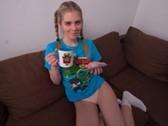 Blbec zneužil svou malou nevlastní sestřičku na gauči