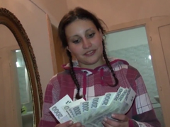 Česká opilá holka se nechá zneužít cizím mužem za peníze