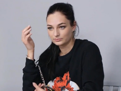 České porno – securiťáci chytili a znásilnili zlodějku aut