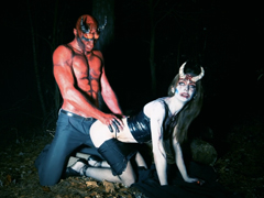 Ďábelské zrůdy si to rozdávají v lese