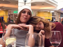 Holky se udělají na veřejnosti v obchodě