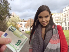 Kozatá skautka vyšuká stezku odvahy