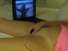 Manželka si mastí kundičku u porna