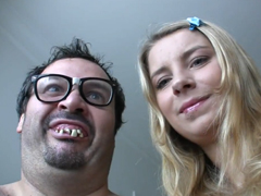 Odporný hnusák mrdá s kozatou holkou