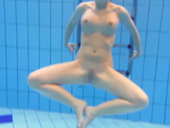 Podvodní fantazie – nahá holka plave nahá v bazénu