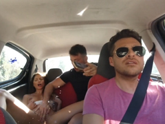 Rozdali si to v Uberu za jízdy, řidič s postříkaným autem je vyhodil