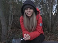 Rychlý prachy – Česká fetka na lavičce kouří cígo