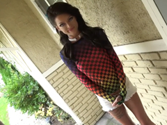 Štíhlá a vysoká holčina si zamrdá na svém prvním rande