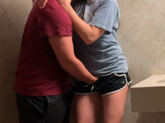 Středoškoláci šukají zamčení na záchodě