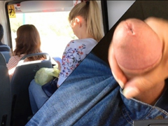 Týpek vyhoněn neznámou holkou v MHD