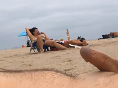 Udělá se na pláži bez honění – ejakulace na veřejnosti!