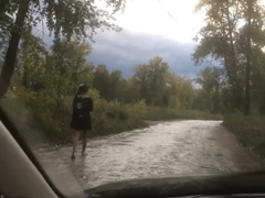 Vyhlíží školačky z auta a zneužívá je