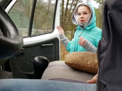 Za svezení musí stopařka vykouřit řidiče kamiónu