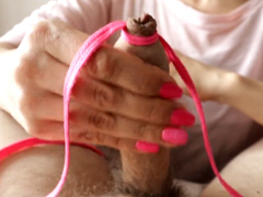 Zavázaná předkožka růžovou šňůrkou a trochu tvrdé honění