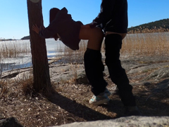 V chladných končinách ohnul přítelkyni o strom a vyjebal ji