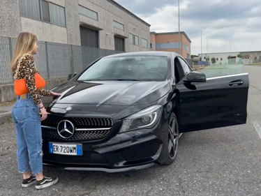 Italský prodej ojetého auta – chce slevu na auto, platí svým tělem