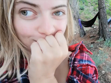 Musí své steny při masturbaci krotit, aby je neprobudila!