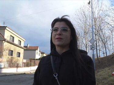 Rychlý prachy – agent jí zamává prachama před očima a ona neváhá!