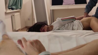 Borec si honí péro při pohledu na svou šukající manželku