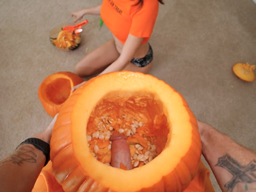 Dlabali dýně na halloweena, on ji vydlabal čurákem!