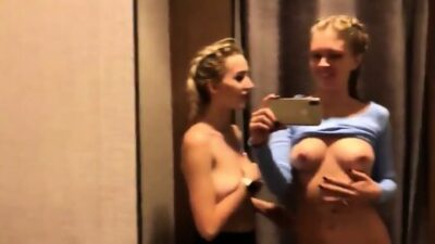 Dvě mladé dívky si natáčí lesbické hry v převlékací kabince