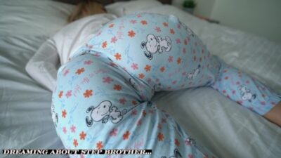 Mladá blondýnka tajně sní o sexu s nevlastním bratrem (Jenny Lux)