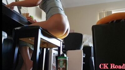 Mladá hudebnice ucítí penis v análu při hře na piáno (CK Road)