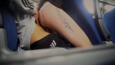 Nadržený pár si natočí šukec během jízdy autobusem