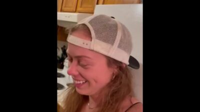 Nevěrná ženská se nechá šukat v kuchyni kamarádem a manžel to natáčí (Blackmandyhotwife)