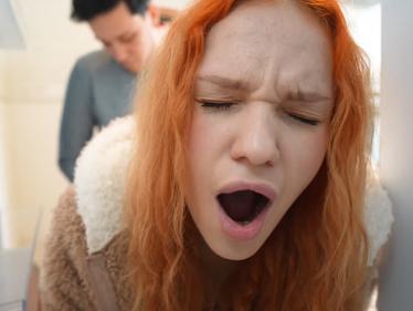 Opíchal nevlastní ségru zezadu do kundičky u ledničky