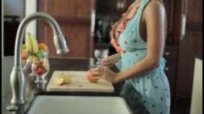 Passion-HD: Kravaťák po práci opíchá nádhernou hospodyňku