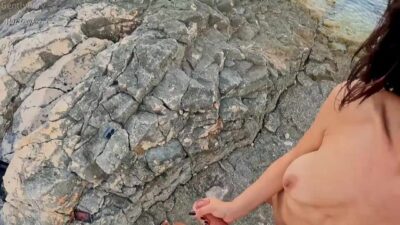 Rozpálená nudistka se nechá přemluvit a vyhoní neznámého svůdníka