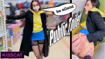 Ruská slečna s frajerem šoustá na záchodě v obchoďáku (Kisscat Public)