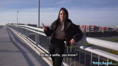 Rychlý prachy aneb Public Agent v českých ulicích (Megan Fiore)