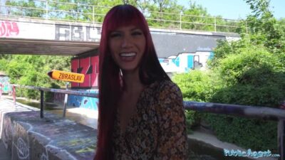 Rychlý prachy aneb Public Agent v českých ulicích (Yenifer Chacon)