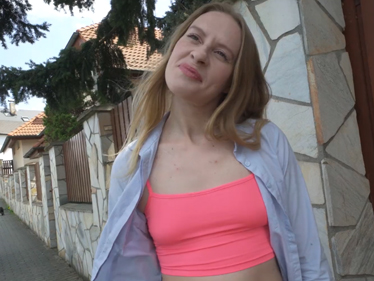 Rychlý prachy – hezká Nikki má fakt malé kozičky