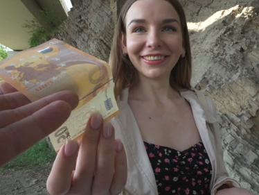 Rychlý prachy – ukaž mi zadeček a prsíčka za peníze