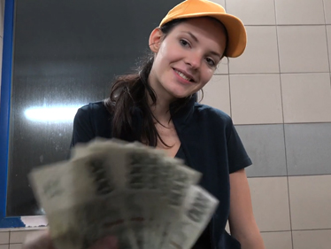 Rychlý prachy v českých ulicích, Czech Streets 107 holka z myčky