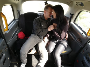 Sex In Taxi – Zuzu Sweet se zahraničním řidičem tága