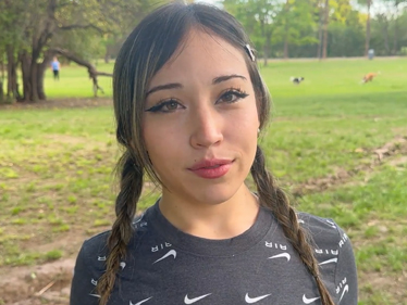 Seznámil se s holkou v parku, pozval ji domů a vymrdal ji