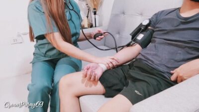 Šťastný pacient vyšplíchá kundu nezbedné zdravotní sestřičky (CreamPinay69)