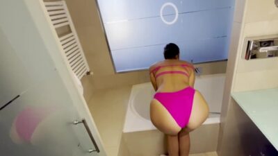 Svůdnice se po návratu z pláže osprchuje před nejlepším kamarádem svého muže (LenaAddams91x)