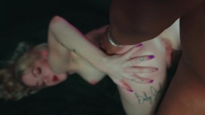 Žhavá blondýnka Sagan Fix sé nechá naplnit semenem černocha