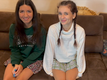 Dvě pohledné dívky se nechají přesvědčit na čtyřku, i když jsou stydlivé