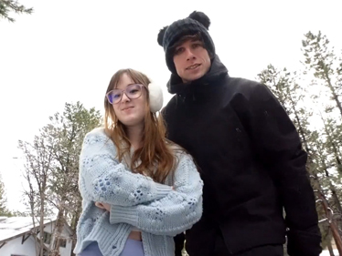 Mladí amatéři na cestách si užívají a vášnivě šukají