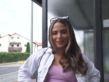 Cizinka na zastávce vyzkouší Českej párek za rychlý prachy