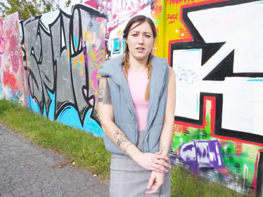 Rychlý prachy – potká dívku na procházce a láká ji na nahotu