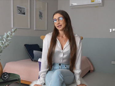 Slečinka se s ním nejdříve pobaví a pak si užijí společné chvíle