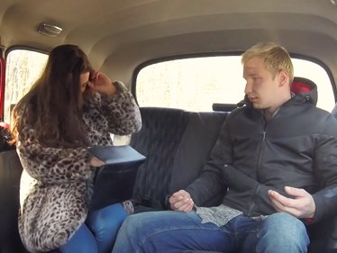 Slovenský řidič v Fake Taxi ošuká taxikářku na zpáteční cestě