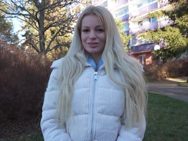 Kiara s blond vlasy si užívá rychlé prachy za sex
